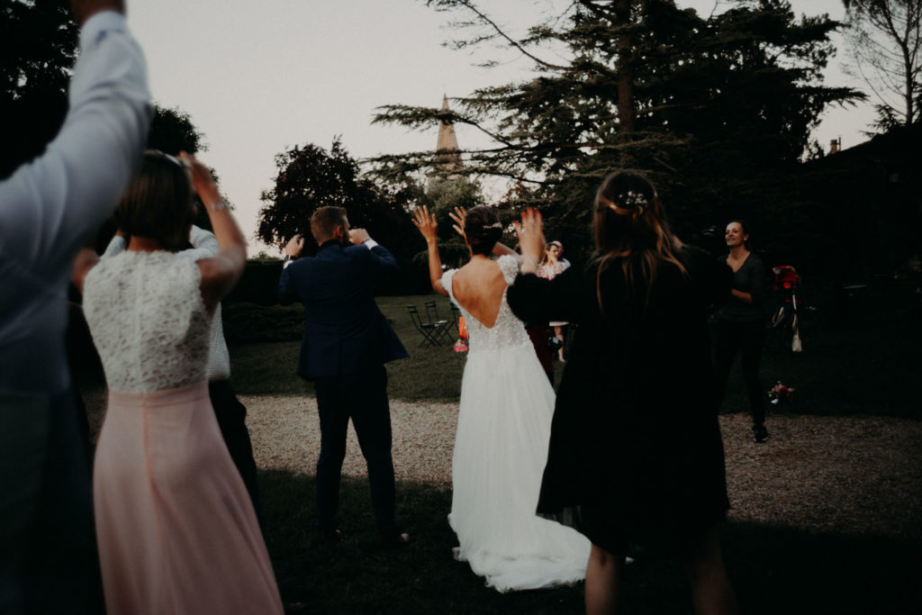 les mariés dansent