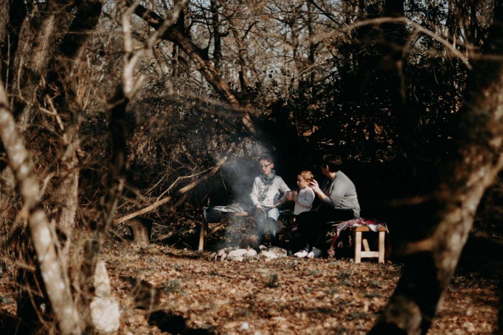 famille assise en forêt